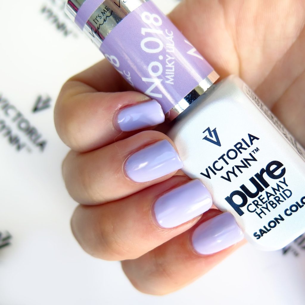 pastelowy fioletowy lakier hybrydowy zdjęcie na paznokciach 